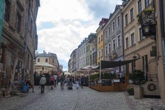 LUBLIN POLEN 10 juli 2017 - gammal stadtegelstenväg upp kullen arkivbilder LUBLIN POLEN 10 juli 2017 - gammal stadtegelstenväg upp kullen arkivbilder