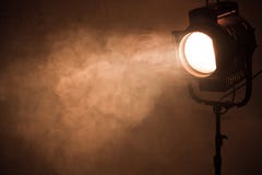 Luce del punto del teatro con fumo contro la parete di lerciume fotografia stock Luce del punto del teatro con fumo contro la parete di lerciume fotografia stock