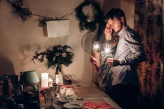 Luce di Bengala bruciante della stella filante della tenuta alla moda delle coppie e celebra immagine stock libera da diritti Luce di Bengala bruciante della stella filante della tenuta alla moda delle coppie e celebra immagine stock libera da diritti