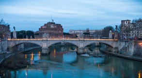 Luce di sera di Angelo del ` di Castel Sant, Roma immagini stock Luce di sera di Angelo del ` di Castel Sant, Roma immagini stock
