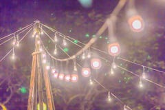 Luce vaga con il fondo del bokeh della fiera del tempio in Tailandia Mercato di strada di camminata con la gente e la luce vaghe immagine stock libera da diritti Luce vaga con il fondo del bokeh della fiera del tempio in Tailandia Mercato di strada di camminata con la gente e la luce vaghe immagine stock libera da diritti