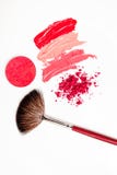 Lucentezza del labbro e del rossetto, gocce e colpi delle tonalità differenti con le spazzole per l'applicazione e l'ombreggiatur immagine stock libera da diritti Lucentezza del labbro e del rossetto, gocce e colpi delle tonalità differenti con le spazzole per l'applicazione e l'ombreggiatur immagine stock libera da diritti