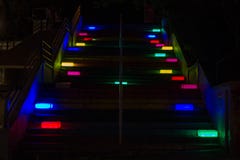Luces coloridas de una escalera fotografía de archivo libre de regalías Luces coloridas de una escalera fotografía de archivo libre de regalías