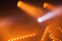 Luces del punto con los rayos amarillos en humo imagen de archivo Luces del punto con los rayos amarillos en humo imagen de archivo