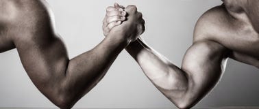 Lucha de brazo de dos hombres Rivalidad, primer del pulso masculino Dos manos Hombres que miden las fuerzas, armas Mano que lucha fotos de archivo Lucha de brazo de dos hombres Rivalidad, primer del pulso masculino Dos manos Hombres que miden las fuerzas, armas Mano que lucha fotos de archivo