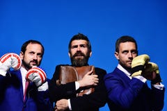 Luchas de la compañía para la dirección del negocio Hombres de negocios y trabajador foto de archivo Luchas de la compañía para la dirección del negocio Hombres de negocios y trabajador foto de archivo