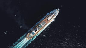 Lucht hoogste mening van schip die van de luxe het grote cruise volledige snelheid op open water varen, het concept van de luxeva stock video Lucht hoogste mening van schip die van de luxe het grote cruise volledige snelheid op open water varen, het concept van de luxeva stock video