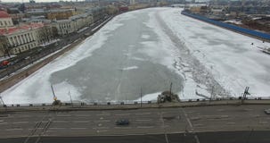 Lucht Mening Het vliegen langs de rivier Neva in de winter donker koud weer Brug over de rivier Petersburg bij schemer De hoogte stock video Lucht Mening Het vliegen langs de rivier Neva in de winter donker koud weer Brug over de rivier Petersburg bij schemer De hoogte stock video