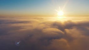 Lucht Mening Vliegend in mist, vlieg in schot van de mist het Luchtcamera Vlucht boven de wolken naar de zon Nevelig weer Lucht Mening Vliegend in mist, vlieg in schot van de mist het Luchtcamera Vlucht boven de wolken naar de zon Nevelig weer