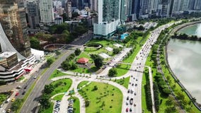 Lucht wijd geschoten van de Stadsverkeer van Panama in van de binnenstad van de stad, kust stock footage Lucht wijd geschoten van de Stadsverkeer van Panama in van de binnenstad van de stad, kust stock footage