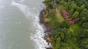 LuchtdieMening van villa's op het strand door bomen wordt omringd stock foto LuchtdieMening van villa's op het strand door bomen wordt omringd stock foto
