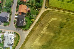 Luchtfoto van twee die huizen op een weg achter een gebied, met de hommel wordt genomen stock afbeeldingen Luchtfoto van twee die huizen op een weg achter een gebied, met de hommel wordt genomen stock afbeeldingen