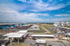 Luchthaven bij blauwe hemel stock foto Luchthaven bij blauwe hemel stock foto