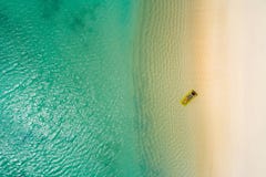 Luchthommel luchtmening van Mooi meisje die pret op het zonnige tropische strand hebben seychellen stock afbeeldingen Luchthommel luchtmening van Mooi meisje die pret op het zonnige tropische strand hebben seychellen stock afbeeldingen