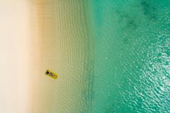 Luchthommel luchtmening van Mooi meisje die pret op het zonnige tropische strand hebben seychellen stock afbeelding Luchthommel luchtmening van Mooi meisje die pret op het zonnige tropische strand hebben seychellen stock afbeelding