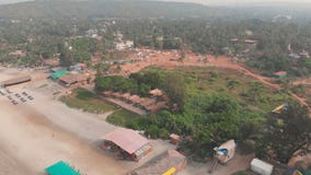 Luchthommelmening van Arambol-strand in Goa India stock footage Luchthommelmening van Arambol-strand in Goa India stock footage