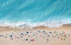 Luchtmening bij het strand Turkooise waterachtergrond van hoogste mening De zomerzeegezicht van lucht royalty-vrije stock fotografie Luchtmening bij het strand Turkooise waterachtergrond van hoogste mening De zomerzeegezicht van lucht royalty-vrije stock fotografie