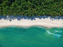 Luchtmening over turkoois oceaanwater met schoon leeg zandstrand en bos stock afbeeldingen Luchtmening over turkoois oceaanwater met schoon leeg zandstrand en bos stock afbeeldingen