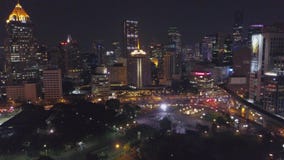 Luchtmening van Bangkok bij schemeringnacht Wegverkeer, stads scape achtergrond De luchtrotonde van de meningsstraat met auto stock video Luchtmening van Bangkok bij schemeringnacht Wegverkeer, stads scape achtergrond De luchtrotonde van de meningsstraat met auto stock video