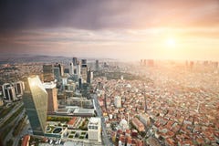 Luchtmening van de stad van Istanboel de stad in met wolkenkrabbers bij zonsondergang Royalty-vrije Stock Afbeeldingen Luchtmening van de stad van Istanboel de stad in met wolkenkrabbers bij zonsondergang Royalty-vrije Stock Afbeeldingen