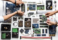 Luchtmening van handen met de delen van de computerelektronika op witte achtergrond Royalty-vrije Stock Afbeelding Luchtmening van handen met de delen van de computerelektronika op witte achtergrond Royalty-vrije Stock Afbeelding