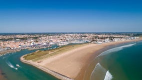 Luchtmening van het strand en de haven van Heilige Gilles Croix de Vie in Ve stock foto's Luchtmening van het strand en de haven van Heilige Gilles Croix de Vie in Ve stock foto's