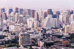 Luchtmening van moderne het bureaugebouwen van Bangkok, flat in de stad van Bangkok de stad in bij de schemer Met gouden en purpe Royalty-vrije Stock Afbeeldingen Luchtmening van moderne het bureaugebouwen van Bangkok, flat in de stad van Bangkok de stad in bij de schemer Met gouden en purpe Royalty-vrije Stock Afbeeldingen