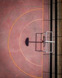 Luchtmening van oud rood basketbalhof in openlucht royalty-vrije stock afbeelding Luchtmening van oud rood basketbalhof in openlucht royalty-vrije stock afbeelding