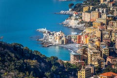 Luchtmening van stad van Camogli, Genoa Genova-provincie, Ligurian riviera, Mediterrane kust, Italië royalty-vrije stock fotografie Luchtmening van stad van Camogli, Genoa Genova-provincie, Ligurian riviera, Mediterrane kust, Italië royalty-vrije stock fotografie