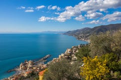 Luchtmening van stad van riviera van Camogli en van het oosten, Genoa Genova-provincie, Ligurian riviera, Mediterrane kust, Itali stock afbeeldingen Luchtmening van stad van riviera van Camogli en van het oosten, Genoa Genova-provincie, Ligurian riviera, Mediterrane kust, Itali stock afbeeldingen
