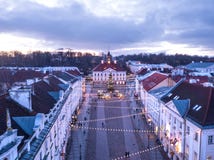 Luchtmening van Tartu-stadhuis met Kerstmisdecoratie stock foto Luchtmening van Tartu-stadhuis met Kerstmisdecoratie stock foto