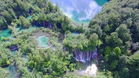 Luchtmening van watervallen en meren in het Nationale Park van Plitvice stock video Luchtmening van watervallen en meren in het Nationale Park van Plitvice stock video