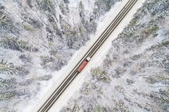 Luchtmening van weg met rode vrachtwagen in de winterbos Stock Afbeeldingen Luchtmening van weg met rode vrachtwagen in de winterbos Stock Afbeeldingen