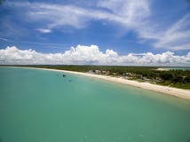 Luchtmenings Groene overzees bij een Braziliaanse strandkust op een zonnige dag in Corumbau, Bahia, Brazilië Februari, 2017 stock afbeelding Luchtmenings Groene overzees bij een Braziliaanse strandkust op een zonnige dag in Corumbau, Bahia, Brazilië Februari, 2017 stock afbeelding