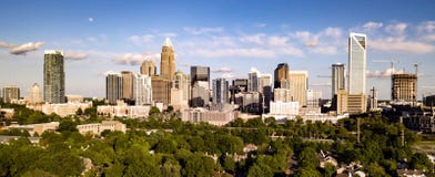 Luchtmenings Lang Panoramisch Schot van Charlotte North Carolina Downtown royalty-vrije stock fotografie Luchtmenings Lang Panoramisch Schot van Charlotte North Carolina Downtown royalty-vrije stock fotografie