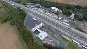 Luchtmeningsweg en parkeerplaats stock footage Luchtmeningsweg en parkeerplaats stock footage