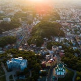 Luchtpanorama aan de Andreevsky-Afdaling bij zonsondergang met de St Andrew ` s Kerk en de smaragdgroene heuvels royalty-vrije stock foto Luchtpanorama aan de Andreevsky-Afdaling bij zonsondergang met de St Andrew ` s Kerk en de smaragdgroene heuvels royalty-vrije stock foto