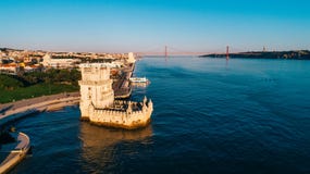 Luchtpanorama van de Toren van Belem en het district van Belem bij zonsondergang Toren van St Vincent op de bank van de Tagus-Riv royalty-vrije stock fotografie Luchtpanorama van de Toren van Belem en het district van Belem bij zonsondergang Toren van St Vincent op de bank van de Tagus-Riv royalty-vrije stock fotografie