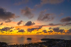 Luchtpanoramazonsopgang bij Kata-strand dicht bij Karon-strand royalty-vrije stock afbeeldingen Luchtpanoramazonsopgang bij Kata-strand dicht bij Karon-strand royalty-vrije stock afbeeldingen