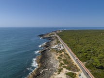 Luchtzeegezichtkustlijn dichtbij Cascais, Portugal stock fotografie Luchtzeegezichtkustlijn dichtbij Cascais, Portugal stock fotografie