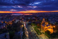 Luchtzonsondergangmening van de stad van Varna, Bulgarije stock fotografie Luchtzonsondergangmening van de stad van Varna, Bulgarije stock fotografie