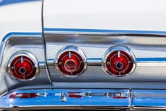 Luci d'annata della coda & di Chrome Bumber dell'automobile fotografia stock libera da diritti Luci d'annata della coda & di Chrome Bumber dell'automobile fotografia stock libera da diritti
