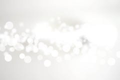 Luci di natale bianche del bokeh del fondo della sfuocatura immagini stock libere da diritti Luci di natale bianche del bokeh del fondo della sfuocatura immagini stock libere da diritti