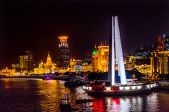 Luci notturne Shanghai Cina di Bund del fiume di Huanpu di eroi del monumento Immagine Stock Libera da Diritti Luci notturne Shanghai Cina di Bund del fiume di Huanpu di eroi del monumento Immagine Stock Libera da Diritti