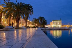 Luci notturne sul passaggio pedonale costiero della Croazia spaccata immagine stock libera da diritti Luci notturne sul passaggio pedonale costiero della Croazia spaccata immagine stock libera da diritti