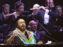 Luciano Pavarotti, tenor famoso, canta durante el concierto Luciano Pavarotti, tenor famoso, canta durante el concierto