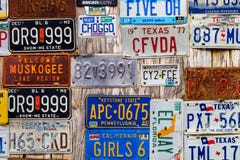 LUCKENBACH, TX - 11 Ιανουαρίου 2018 - διάφορες παλαιές πινακίδες αριθμού κυκλοφορίας δ στοκ φωτογραφία με δικαίωμα ελεύθερης χρήσης LUCKENBACH, TX - 11 Ιανουαρίου 2018 - διάφορες παλαιές πινακίδες αριθμού κυκλοφορίας δ στοκ φωτογραφία με δικαίωμα ελεύθερης χρήσης