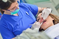 Ludzi, medycyny, stomatology i opieki zdrowotnej pojęcie, - szczęśliwy żeński dentysta sprawdza cierpliwych dziewczyna zęby Zdjęcia Stock Ludzi, medycyny, stomatology i opieki zdrowotnej pojęcie, - szczęśliwy żeński dentysta sprawdza cierpliwych dziewczyna zęby Zdjęcia Stock