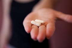 Ludzi, opieki zdrowotnej, lekarstwa, traktowania, apteki i remedium pojęcie, Studio strzał atrakcyjny żeński pacjent lub lekarka Zdjęcia Stock Ludzi, opieki zdrowotnej, lekarstwa, traktowania, apteki i remedium pojęcie, Studio strzał atrakcyjny żeński pacjent lub lekarka Zdjęcia Stock