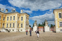 Ludzie badają Rundale pałac w Pilsrundale, Latvia Obraz Stock Ludzie badają Rundale pałac w Pilsrundale, Latvia Obraz Stock